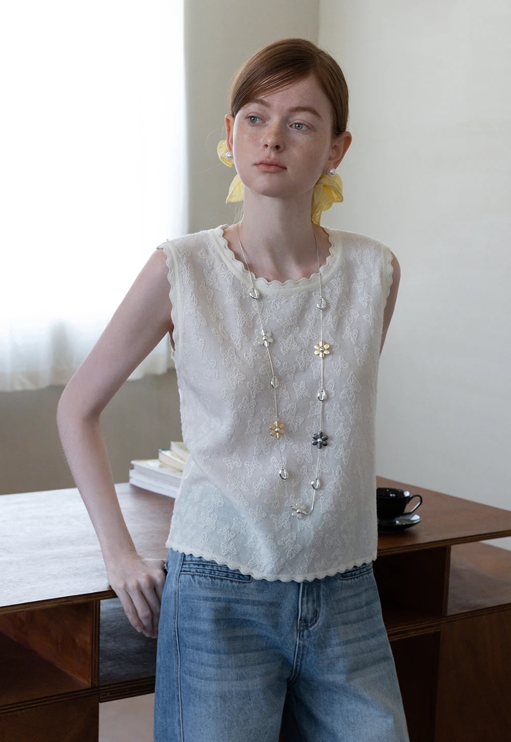 Sleeveless Scalloped Trim Tişört