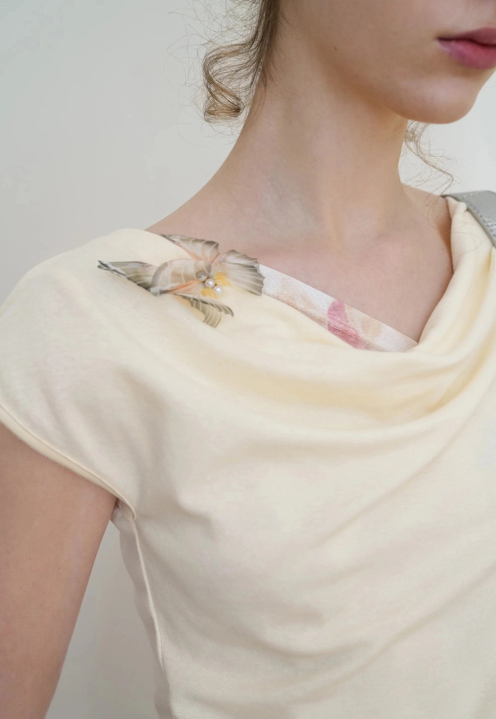 Butterfly Accent and Ruffled Tişört