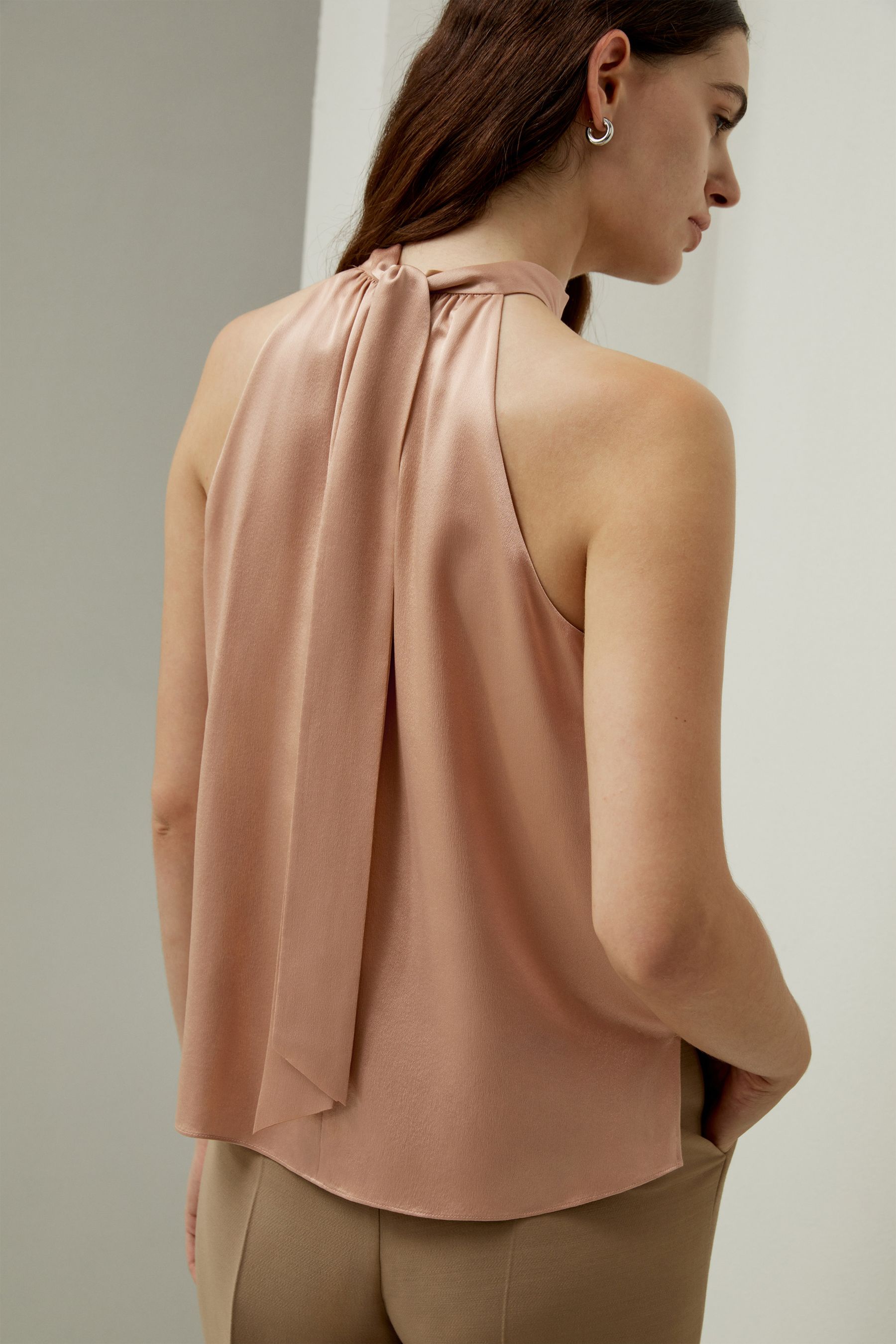 Graceful Breeze Silk Halter Tişört