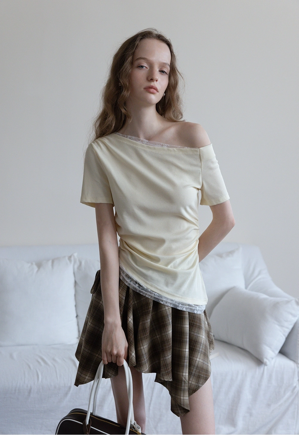 Asymmetrical Off-Shoulder Tişört