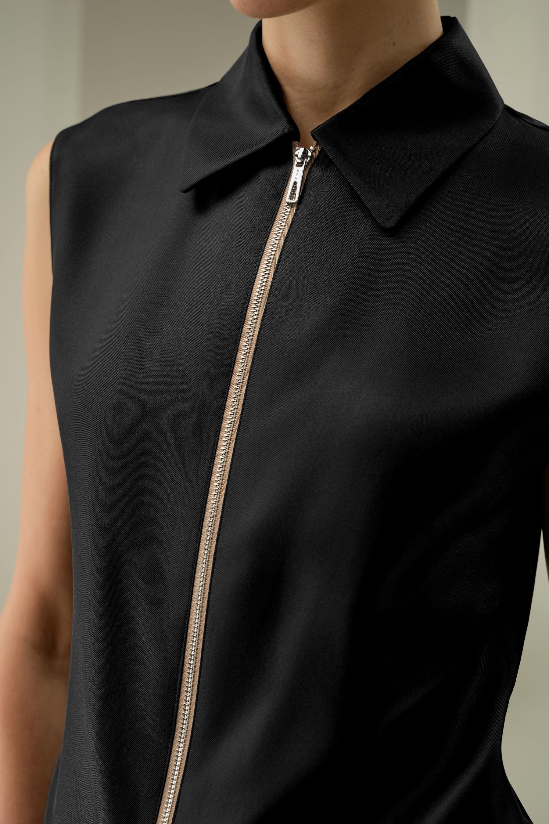Sleeveless Full Zip Silk Tişört