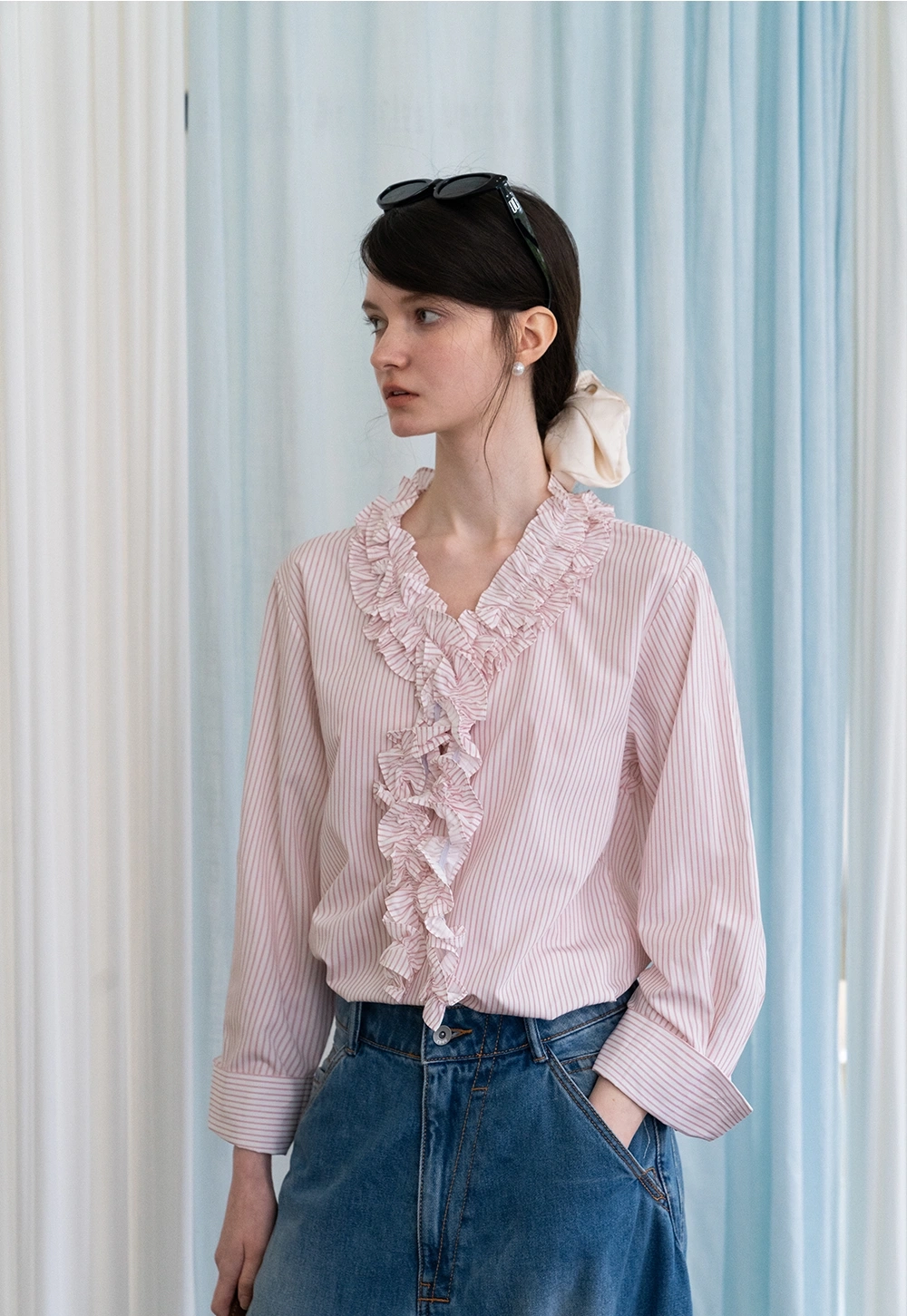 Striped Ruffle-Front Long-Sleeve V-Neck Bluz