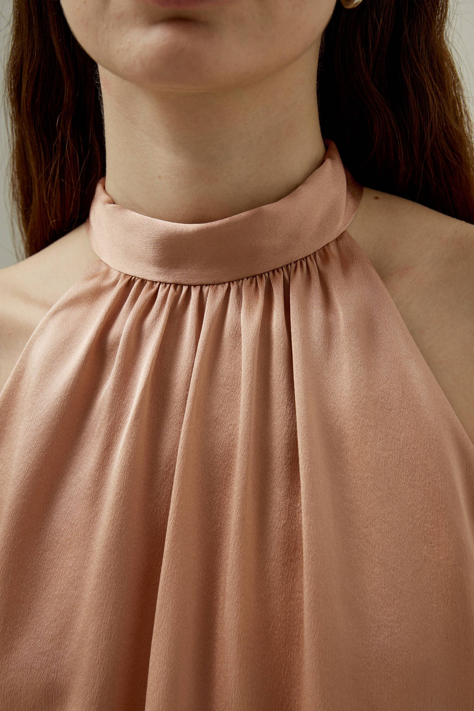 Graceful Breeze Silk Halter Tişört